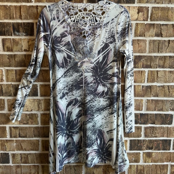 Love Abstract Floral Tunic in Black and White - Picture 2 of 4